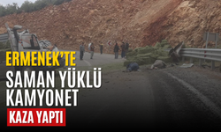 Ermenek'te saman yüklü kamyonet virajda kaza yaptı