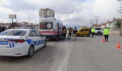 Karaman'da otomobil ile ticari taksi çarpıştı: 1 yaralı
