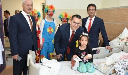 23 Nisan´ı Hastanede Karşılayan Miniklere Sürpriz Ziyaret