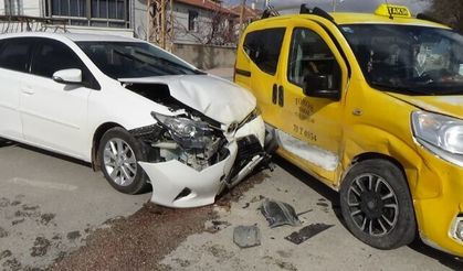 Karaman'da otomobil ile ticari taksi çarpıştı: 1 yaralı