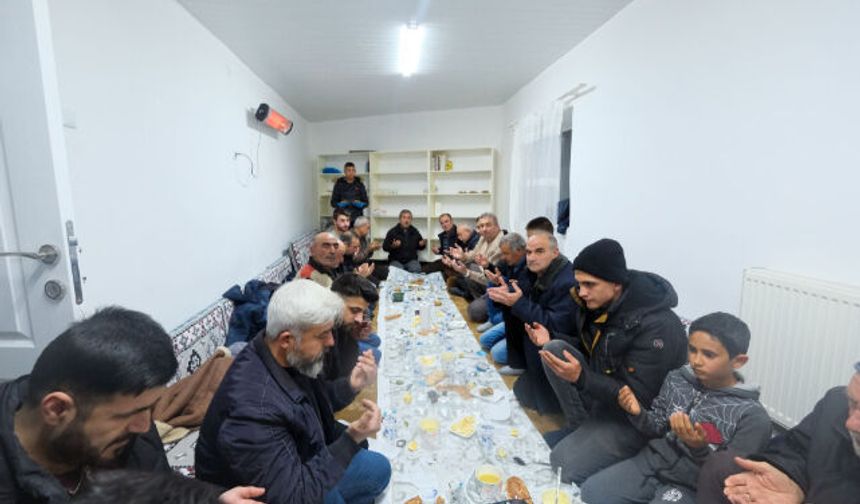Karaman Valisi Mehmet Fatih Çiçekli ve Eşi, Siyahser Mahallesi Sakinleriyle İftar Yaptı