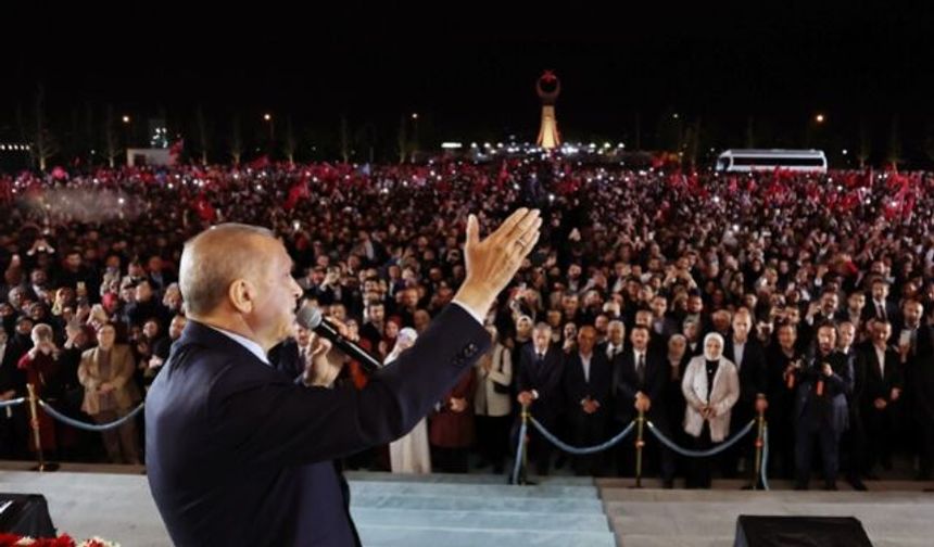 Cumhurbaşkanı Recep Tayyip Erdoğan'ın Balkon Konuşması VİDEO
