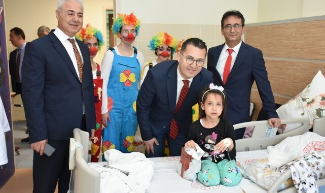 23 Nisan´ı Hastanede Karşılayan Miniklere Sürpriz Ziyaret
